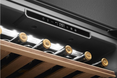 Винный шкаф Smeg CVI121N3 [1, капельное]