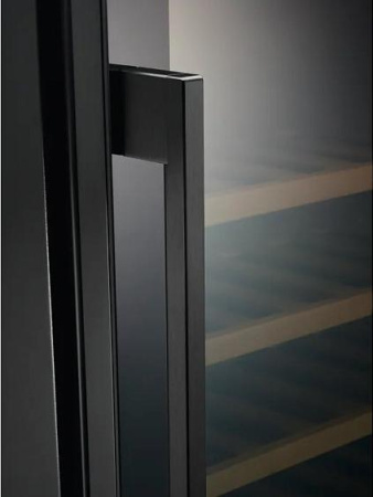 Винный шкаф Electrolux EWUS052B5B [капельное]