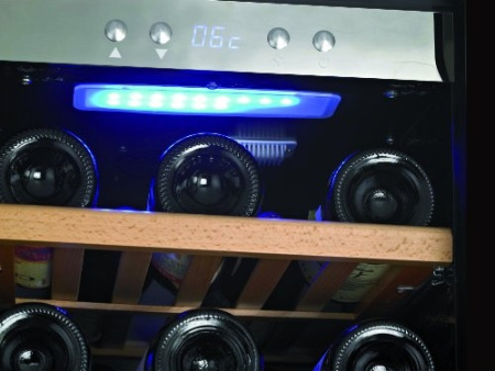 Винный шкаф Caso WineSafe 137 [1, капельное]