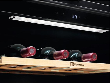 Винный шкаф Electrolux EWUS052B5B [капельное]
