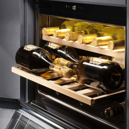 Винный шкаф Electrolux KBW5T [1, капельное]